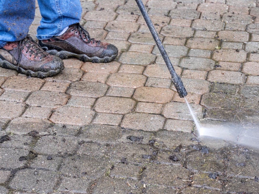Nettoyage de terrasse en pavé béton sur Hyères