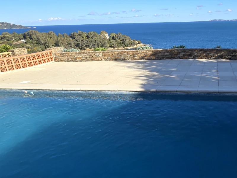 nettoyage de terrasses sur plage de piscine en pierre naturelles